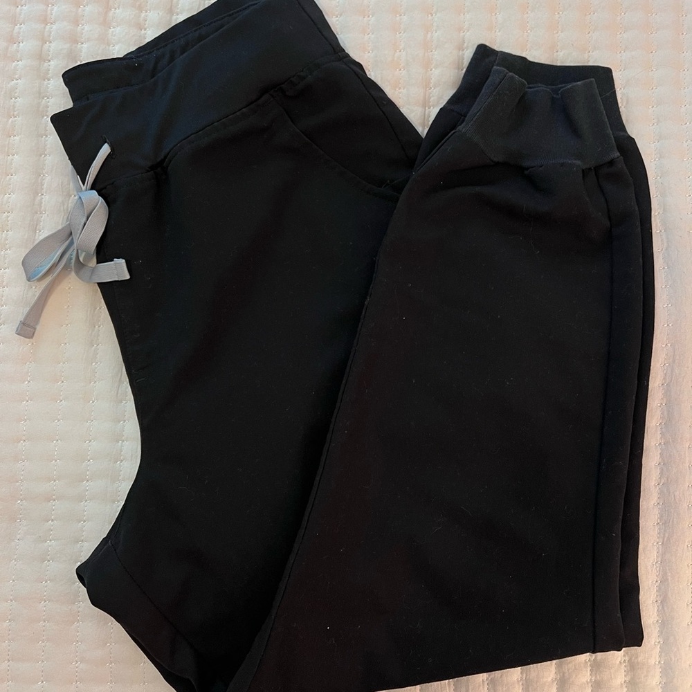 FIGS Women’s black high waisted Zamora jogger scrub pants